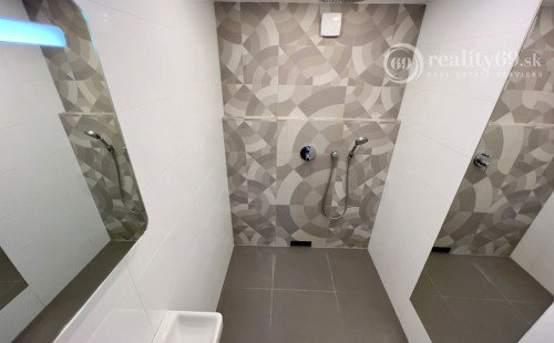 HISTORICKÉ CENTRUM - MASIARSKA PASÁŽ VALENTINA - 3 IZBOVÝ BYT 76 M2, TERASA 40 M2, PARKOVACIE MIESTO V GARÁŽI..