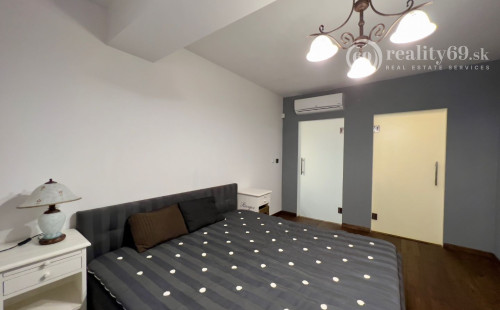 HISTORICKÉ CENTRUM - MASIARSKA PASÁŽ VALENTINA - 3 IZBOVÝ BYT 76 M2, TERASA 40 M2, PARKOVACIE MIESTO V GARÁŽI..