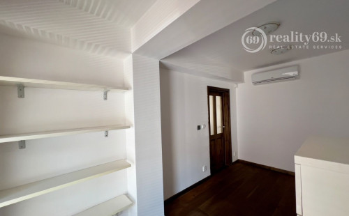 HISTORICKÉ CENTRUM - MASIARSKA PASÁŽ VALENTINA - 3 IZBOVÝ BYT 76 M2, TERASA 40 M2, PARKOVACIE MIESTO V GARÁŽI..