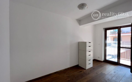 HISTORICKÉ CENTRUM - MASIARSKA PASÁŽ VALENTINA - 3 IZBOVÝ BYT 76 M2, TERASA 40 M2, PARKOVACIE MIESTO V GARÁŽI..