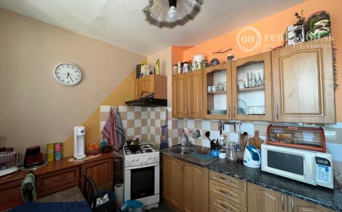 JAZERO - STÁLICOVÁ PEKNÝ 3 IZBOVÝ BYT 65 M2, PLASTOVÉ OKNÁ,  2 X LODŽIA, ZATEPLENÝ OBYTNÝ DOM.