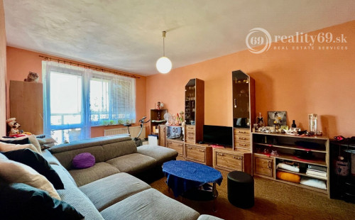 JAZERO - STÁLICOVÁ PEKNÝ 3 IZBOVÝ BYT 65 M2, PLASTOVÉ OKNÁ,  2 X LODŽIA, ZATEPLENÝ OBYTNÝ DOM.