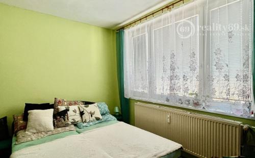 JAZERO - STÁLICOVÁ PEKNÝ 3 IZBOVÝ BYT 65 M2, PLASTOVÉ OKNÁ,  2 X LODŽIA, ZATEPLENÝ OBYTNÝ DOM.