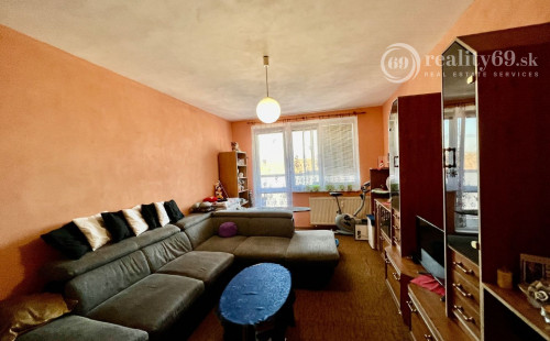 JAZERO - STÁLICOVÁ PEKNÝ 3 IZBOVÝ BYT 65 M2, PLASTOVÉ OKNÁ,  2 X LODŽIA, ZATEPLENÝ OBYTNÝ DOM.