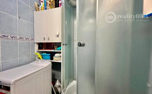 JAZERO - STÁLICOVÁ PEKNÝ 3 IZBOVÝ BYT 65 M2, PLASTOVÉ OKNÁ,  2 X LODŽIA, ZATEPLENÝ OBYTNÝ DOM.