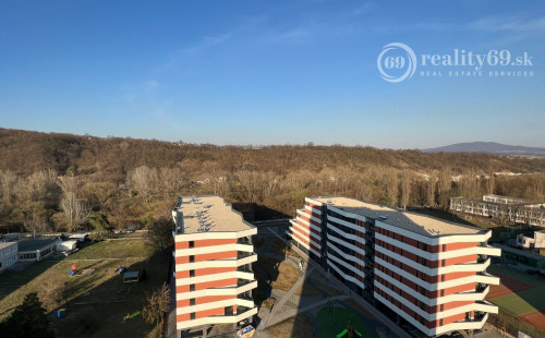 JAZERO - STÁLICOVÁ PEKNÝ 3 IZBOVÝ BYT 65 M2, PLASTOVÉ OKNÁ,  2 X LODŽIA, ZATEPLENÝ OBYTNÝ DOM.