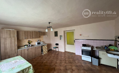 NIŽNÁ MYŠĽA - 4 IZBOVÝ RD V DOBROM STAVE, POZEMOK 538 M2.