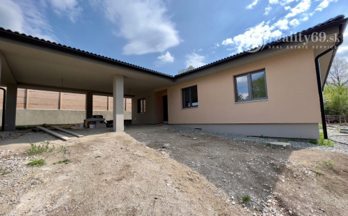 REZERVOVANÉ - CHRASTNÉ - 4 IZBOVÝ PEKNÝ RD S TERASOU, PRÍSTREŠOK PRE 2 AUTÁ - NOVOSTAVBA HOLODOM.