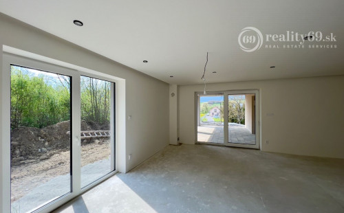 REZERVOVANÉ - CHRASTNÉ - 4 IZBOVÝ PEKNÝ RD S TERASOU, PRÍSTREŠOK PRE 2 AUTÁ - NOVOSTAVBA HOLODOM.