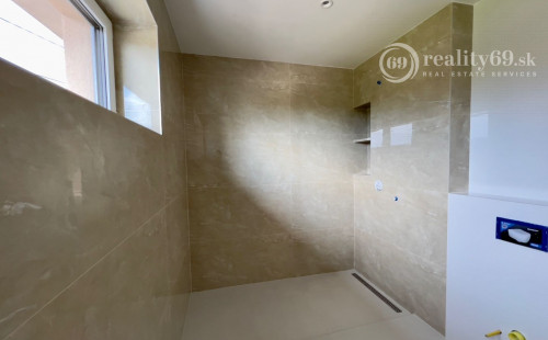 REZERVOVANÉ - CHRASTNÉ - 4 IZBOVÝ PEKNÝ RD S TERASOU, PRÍSTREŠOK PRE 2 AUTÁ - NOVOSTAVBA HOLODOM.