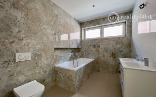 REZERVOVANÉ - CHRASTNÉ - 4 IZBOVÝ PEKNÝ RD S TERASOU, PRÍSTREŠOK PRE 2 AUTÁ - NOVOSTAVBA HOLODOM.