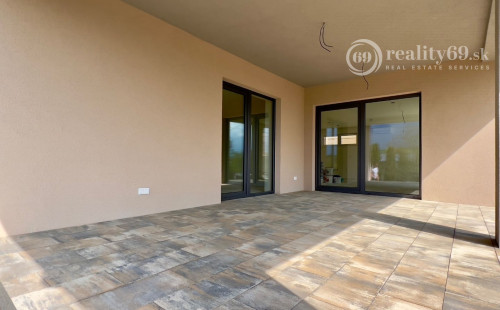 REZERVOVANÉ - CHRASTNÉ - 4 IZBOVÝ PEKNÝ RD S TERASOU, PRÍSTREŠOK PRE 2 AUTÁ - NOVOSTAVBA HOLODOM.