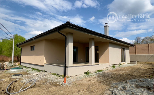 REZERVOVANÉ - CHRASTNÉ - 4 IZBOVÝ PEKNÝ RD S TERASOU, PRÍSTREŠOK PRE 2 AUTÁ - NOVOSTAVBA HOLODOM.