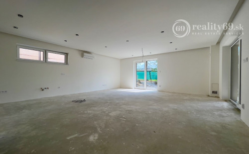 REZERVOVANÉ - CHRASTNÉ - 4 IZBOVÝ PEKNÝ RD S TERASOU, PRÍSTREŠOK PRE 2 AUTÁ - NOVOSTAVBA HOLODOM.