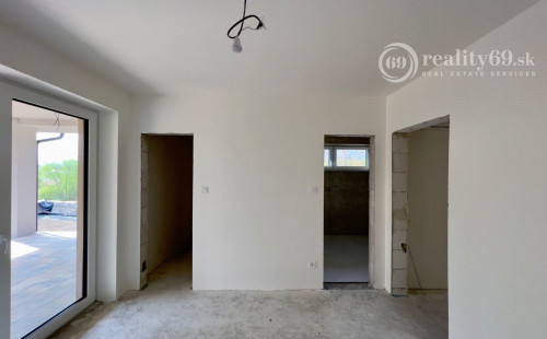 REZERVOVANÉ - CHRASTNÉ - 4 IZBOVÝ PEKNÝ RD S TERASOU, PRÍSTREŠOK PRE 2 AUTÁ - NOVOSTAVBA HOLODOM.