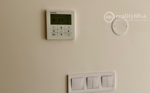 REZERVOVANÉ - CHRASTNÉ - 4 IZBOVÝ PEKNÝ RD S TERASOU, PRÍSTREŠOK PRE 2 AUTÁ - NOVOSTAVBA HOLODOM.