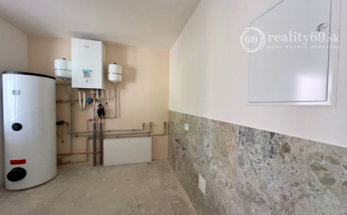 REZERVOVANÉ - CHRASTNÉ - 4 IZBOVÝ PEKNÝ RD S TERASOU, PRÍSTREŠOK PRE 2 AUTÁ - NOVOSTAVBA HOLODOM.