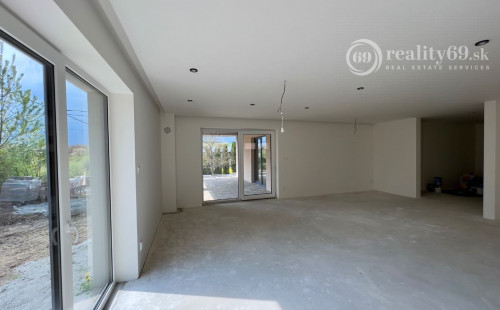 REZERVOVANÉ - CHRASTNÉ - 4 IZBOVÝ PEKNÝ RD S TERASOU, PRÍSTREŠOK PRE 2 AUTÁ - NOVOSTAVBA HOLODOM.