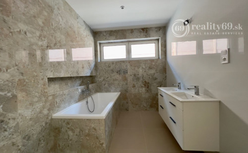 REZERVOVANÉ - CHRASTNÉ - 4 IZBOVÝ PEKNÝ RD S TERASOU, PRÍSTREŠOK PRE 2 AUTÁ - NOVOSTAVBA HOLODOM.