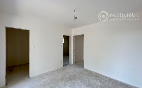 REZERVOVANÉ - CHRASTNÉ - 4 IZBOVÝ PEKNÝ RD S TERASOU, PRÍSTREŠOK PRE 2 AUTÁ - NOVOSTAVBA HOLODOM.