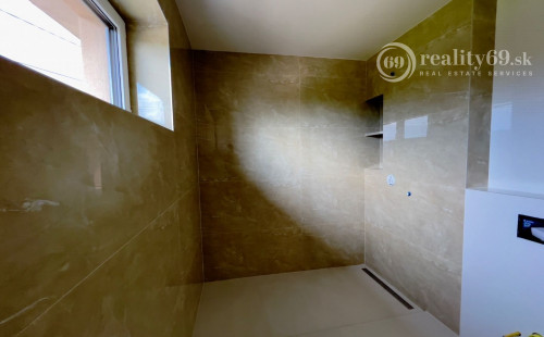 REZERVOVANÉ - CHRASTNÉ - 4 IZBOVÝ PEKNÝ RD S TERASOU, PRÍSTREŠOK PRE 2 AUTÁ - NOVOSTAVBA HOLODOM.