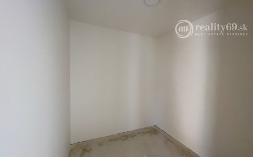 REZERVOVANÉ - CHRASTNÉ - 4 IZBOVÝ PEKNÝ RD S TERASOU, PRÍSTREŠOK PRE 2 AUTÁ - NOVOSTAVBA HOLODOM.