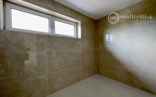 REZERVOVANÉ - CHRASTNÉ - 4 IZBOVÝ PEKNÝ RD S TERASOU, PRÍSTREŠOK PRE 2 AUTÁ - NOVOSTAVBA HOLODOM.