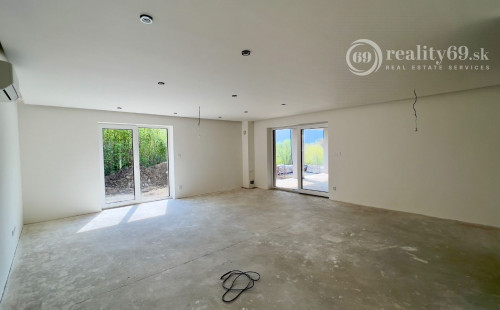 REZERVOVANÉ - CHRASTNÉ - 4 IZBOVÝ PEKNÝ RD S TERASOU, PRÍSTREŠOK PRE 2 AUTÁ - NOVOSTAVBA HOLODOM.