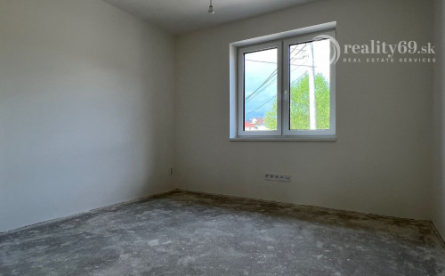 REZERVOVANÉ - CHRASTNÉ - 4 IZBOVÝ PEKNÝ RD S TERASOU, PRÍSTREŠOK PRE 2 AUTÁ - NOVOSTAVBA HOLODOM.