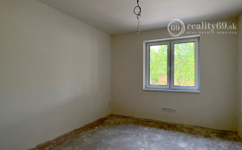 REZERVOVANÉ - CHRASTNÉ - 4 IZBOVÝ PEKNÝ RD S TERASOU, PRÍSTREŠOK PRE 2 AUTÁ - NOVOSTAVBA HOLODOM.