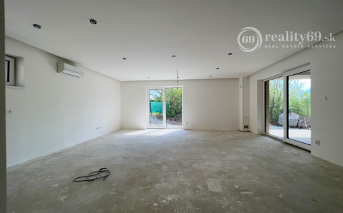 REZERVOVANÉ - CHRASTNÉ - 4 IZBOVÝ PEKNÝ RD S TERASOU, PRÍSTREŠOK PRE 2 AUTÁ - NOVOSTAVBA HOLODOM.