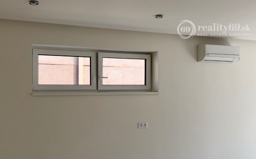 REZERVOVANÉ - CHRASTNÉ - 4 IZBOVÝ PEKNÝ RD S TERASOU, PRÍSTREŠOK PRE 2 AUTÁ - NOVOSTAVBA HOLODOM.