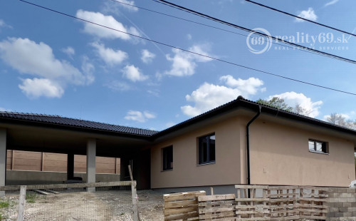 REZERVOVANÉ - CHRASTNÉ - 4 IZBOVÝ PEKNÝ RD S TERASOU, PRÍSTREŠOK PRE 2 AUTÁ - NOVOSTAVBA HOLODOM.