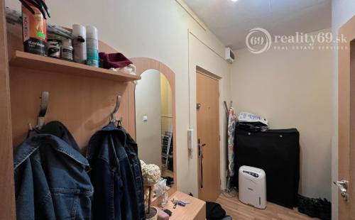 JAZERO - AZOVSKÁ -  1 IZBOVÝ BYT 42 M2, PO KOMPLETNEJ REKONŠTRUKCII.