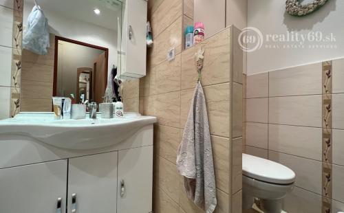 JAZERO - AZOVSKÁ -  1 IZBOVÝ BYT 42 M2, PO KOMPLETNEJ REKONŠTRUKCII.