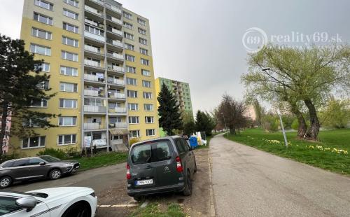 JAZERO - AZOVSKÁ -  1 IZBOVÝ BYT 42 M2, PO KOMPLETNEJ REKONŠTRUKCII.