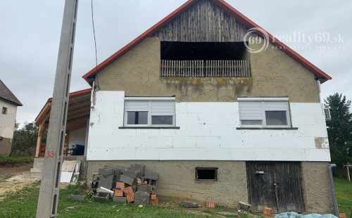 MAĎARSKO - LAK PEKNÝ 2 IZBOVÝ ZREKONŠTRUOVANÝ RD S GARÁŽOU