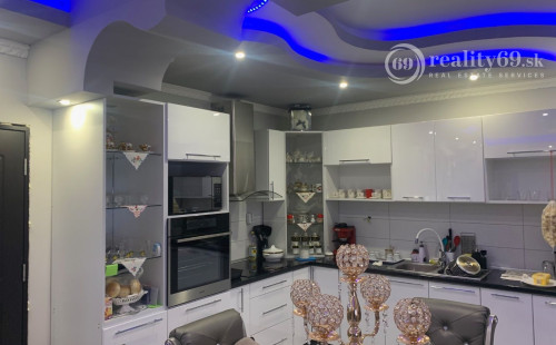 MAĎARSKO - LAK PEKNÝ 2 IZBOVÝ ZREKONŠTRUOVANÝ RD S GARÁŽOU