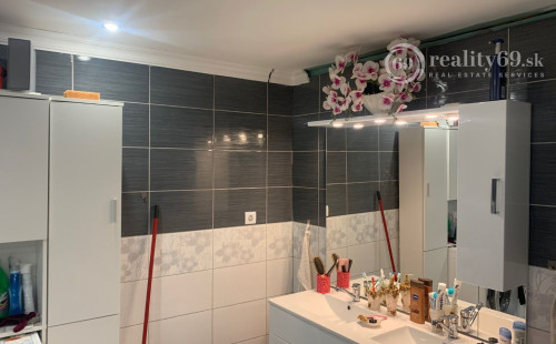 MAĎARSKO - LAK PEKNÝ 2 IZBOVÝ ZREKONŠTRUOVANÝ RD S GARÁŽOU