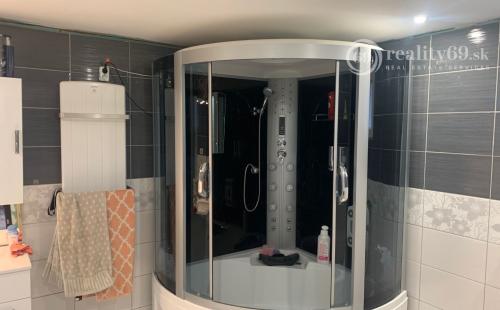 MAĎARSKO - LAK PEKNÝ 2 IZBOVÝ ZREKONŠTRUOVANÝ RD S GARÁŽOU