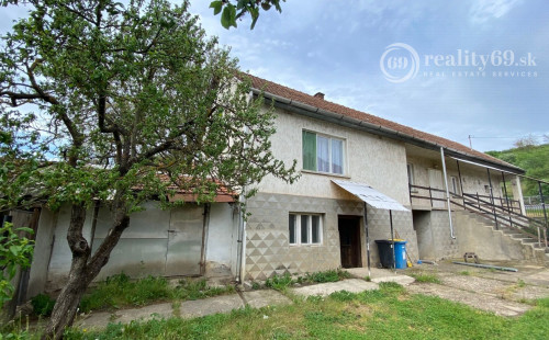 MAĎARSKO - SZENDRO - PEKNÝ 3 IZBOVÝ RODINNÝ DOM S VERANDOU A S GARÁŽOU