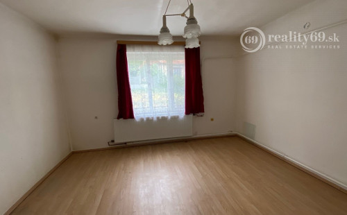 MAĎARSKO - SZENDRO - PEKNÝ 3 IZBOVÝ RODINNÝ DOM S VERANDOU A S GARÁŽOU