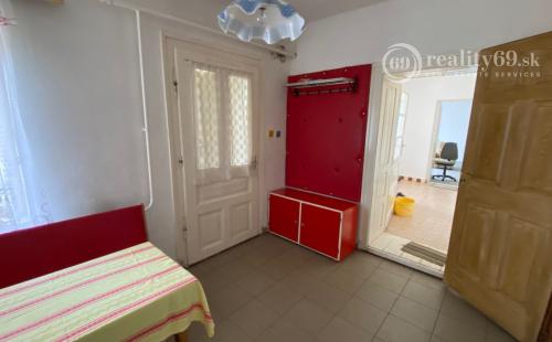 MAĎARSKO - SZENDRO - PEKNÝ 3 IZBOVÝ RODINNÝ DOM S VERANDOU A S GARÁŽOU