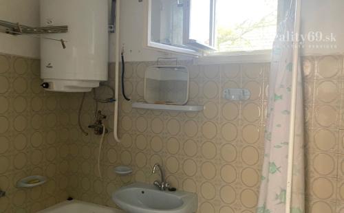 MAĎARSKO - SZENDRO - PEKNÝ 3 IZBOVÝ RODINNÝ DOM S VERANDOU A S GARÁŽOU