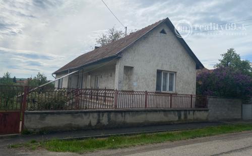 MAĎARSKO - SZENDRO - PEKNÝ 3 IZBOVÝ RODINNÝ DOM S VERANDOU A S GARÁŽOU