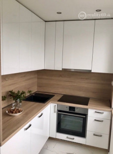 TERASA - BERNOLÁKOVÁ 3 IZBOVÝ ZREKONŠTRUOVANÝ BYT 3/8 POSCHODIE, 68M2 NOVÁ REKONŠTRUKCIA, LODŽIA