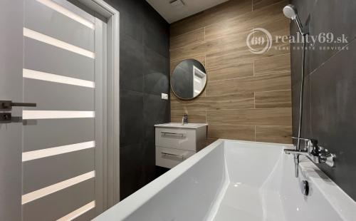 TERASA - BERNOLÁKOVÁ 3 IZBOVÝ ZREKONŠTRUOVANÝ BYT 3/8 POSCHODIE, 68M2 NOVÁ REKONŠTRUKCIA, LODŽIA