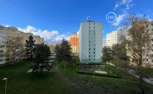 TERASA - BERNOLÁKOVÁ 3 IZBOVÝ ZREKONŠTRUOVANÝ BYT 3/8 POSCHODIE, 68M2 NOVÁ REKONŠTRUKCIA, LODŽIA