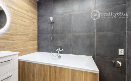 REZERVOVANÉ - TERASA - BERNOLÁKOVÁ 3 IZBOVÝ ZREKONŠTRUOVANÝ BYT 3/8 POSCHODIE, 68M2 NOVÁ REKONŠTRUKCIA, LODŽIA