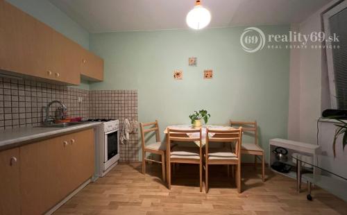 REZERVOVANÉ -  TERASA - BERNOLÁKOVÁ PEKNÝ 3 IZBOVÝ ZARIADENÝ BYT 68 M2 S LODŽIOU.